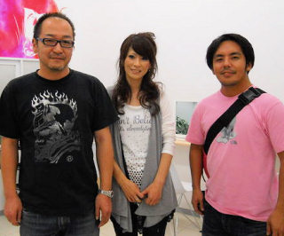 コラム筆者夫婦とハナヘナの創業者岡本氏との写真