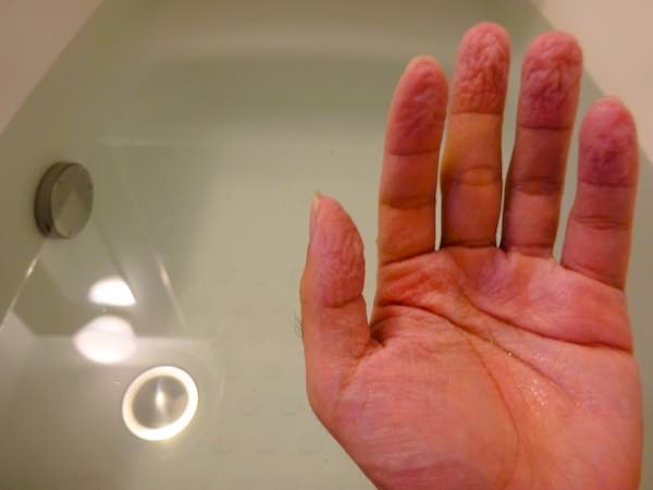 長風呂をすると手の指がふやけてしまうという例え話をわかりやすく説明する画像
